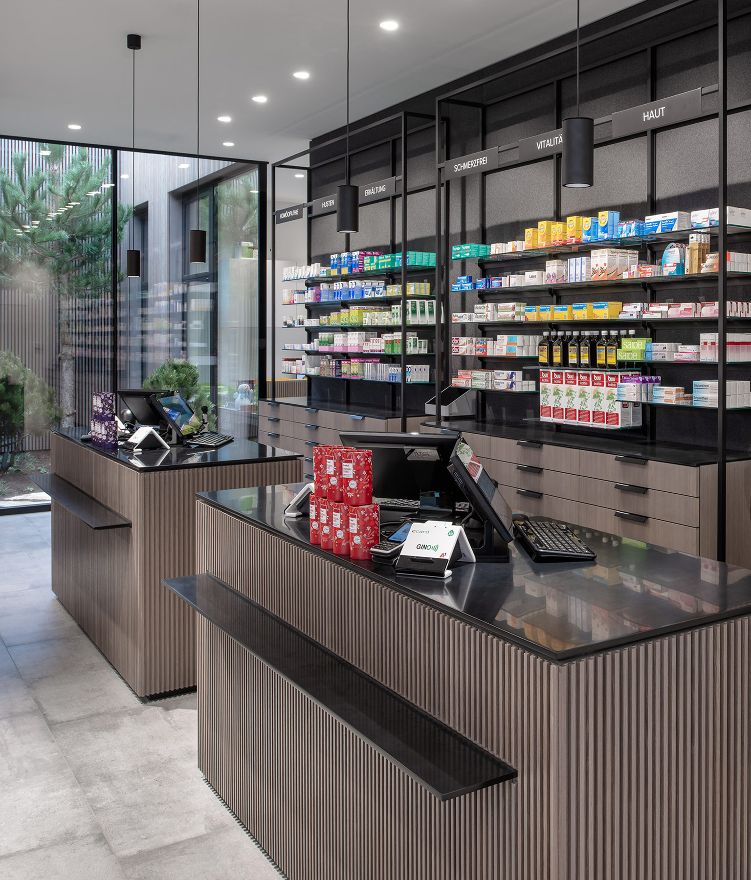 https://josefgoebel.at/wp-content/uploads/2025/08/20221122-Apotheke-Linsmayer-©Kaltenbacher-Architektur-1_2.jpg